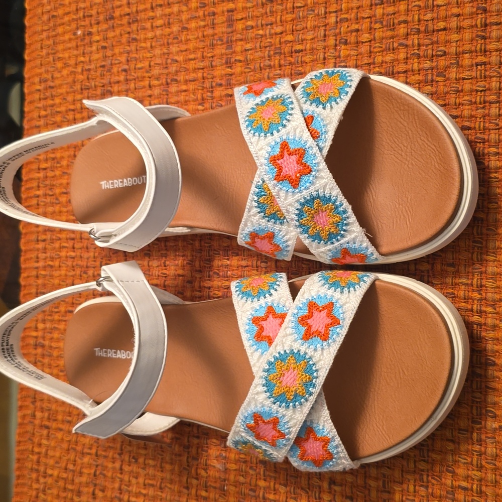 THEREABOUTS BRAND GIRLS WHITE & MULTI COLORS CROCHETED SUMMERTIME SANDALS SIZE 5